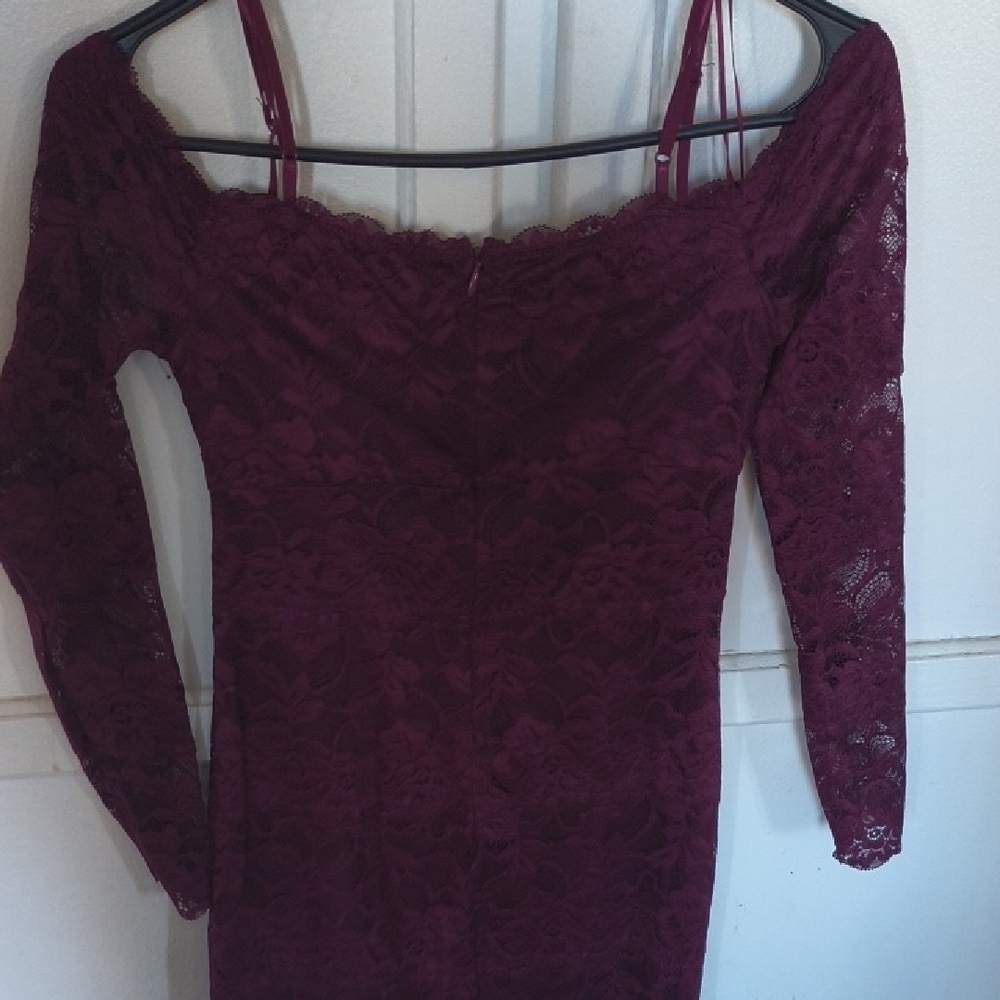 Guess Off-Shoulder Long Sleeve Lace Bodycon Dress in Burgundy - Picture 4 of 4